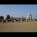 Der Tempel in dem die Göttin Kumari Amman verehrt wird, liegt innerhalb der vertikal gestreiften Umfassung